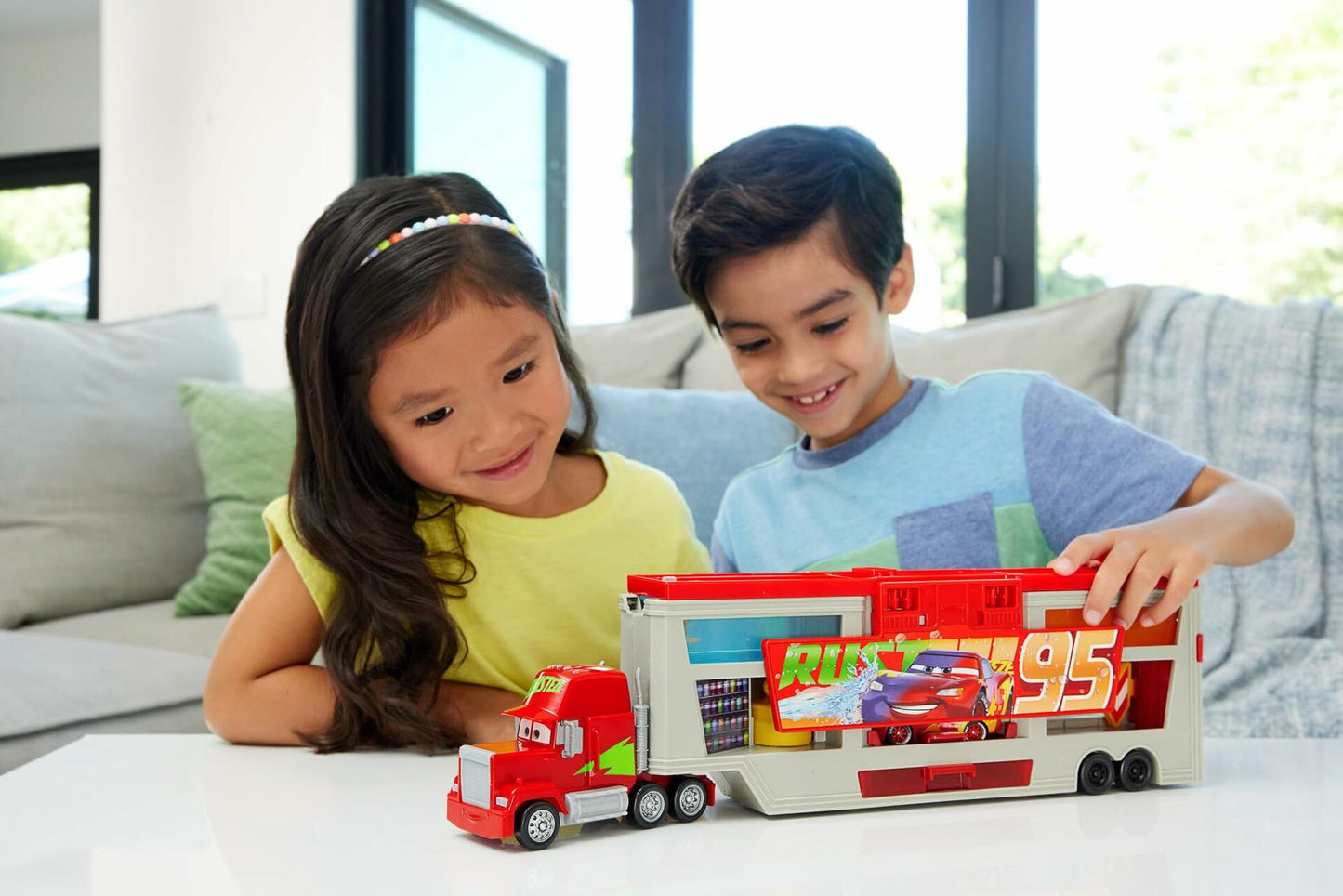 Mattel Disney Pixar Cars Transforming Truck & Toy Car Playset, Color Changers Paint Shop Mack with Detachable Cab, Lightning McQueen & Accessories